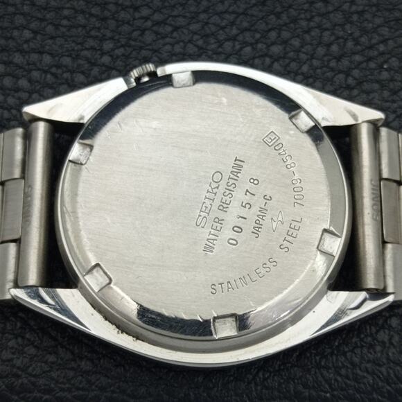 Seiko Red Dial Diver's Watch - Picture 8 of 10